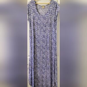 Vanity White and Blue Geometric Scoop Neck Short Sleeve Tee